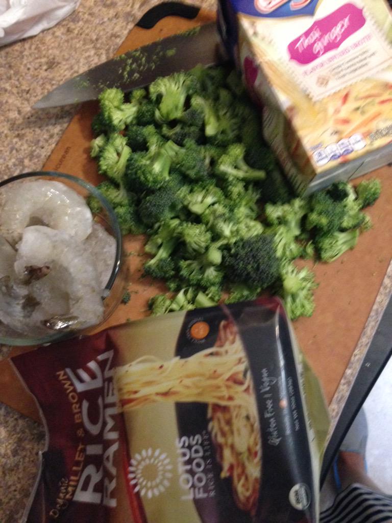 vmacmac's tweet image. Thi broth noodles broc shrimp Boil broth. Add boil I min. Cover stand 3. Top srira and cilantro. #quick #yum #lunch