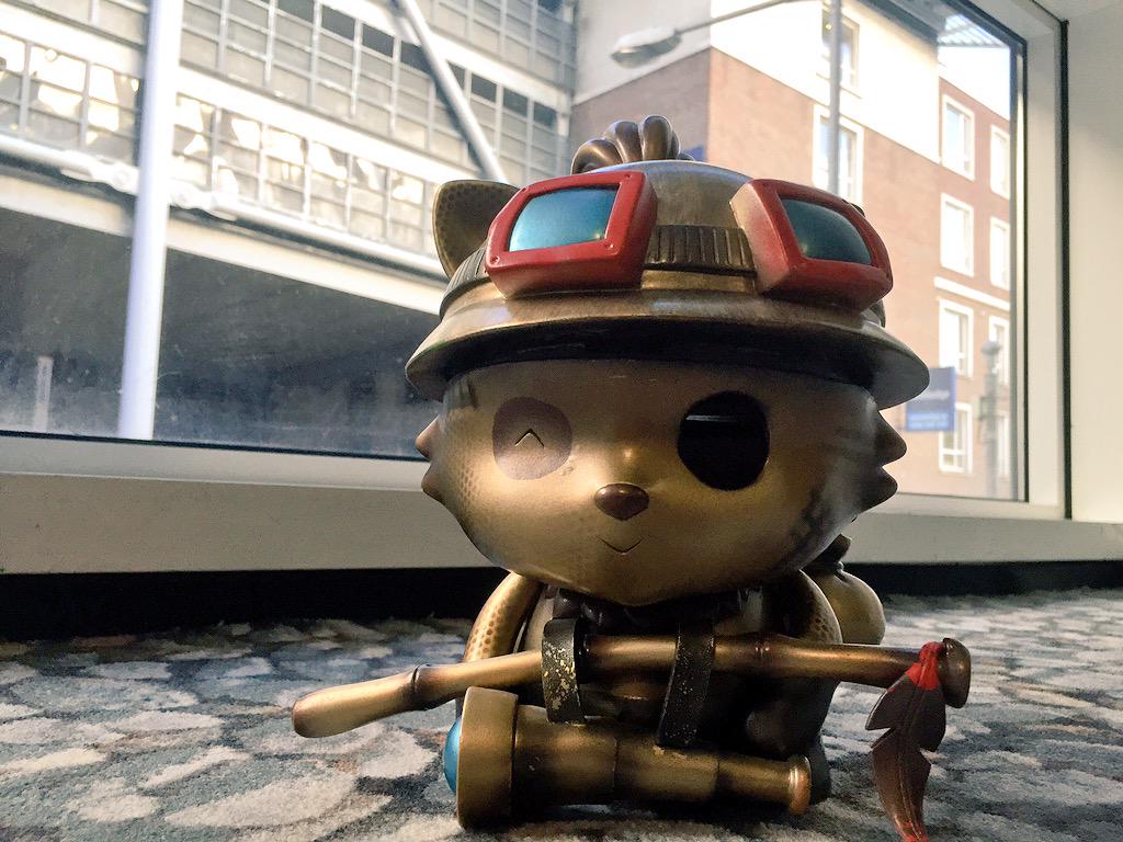 lol_es's tweet photo. Una año después del #TeemoTour, el Yordle sigue recordando con cariño su visita a España 😻 http://t.co/hBuR2XDzY4