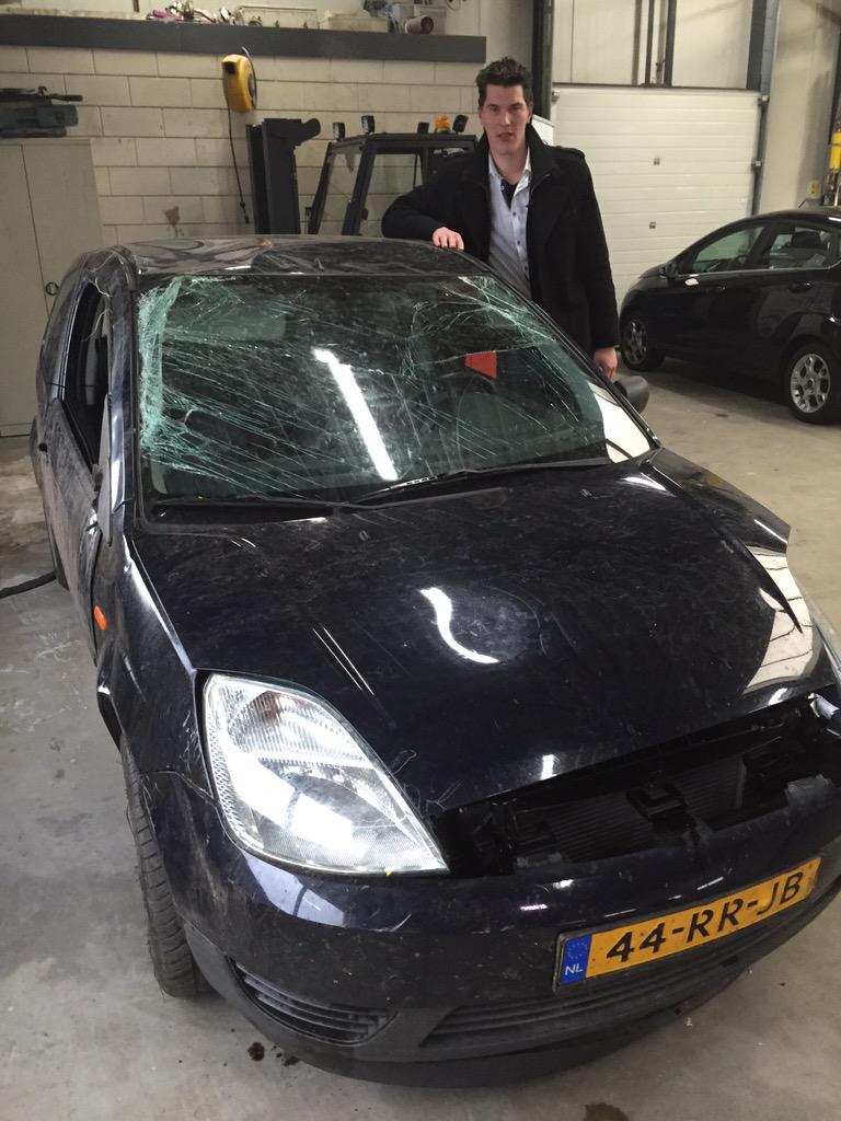 BerithHVNL's tweet photo. Riekelt de Boer zoekt de bestuurder die er vrijdag voor zorgde dat hij 5 keer over de kop vloog met zijn auto. #hvnl http://t.co/I1mZDzGn63