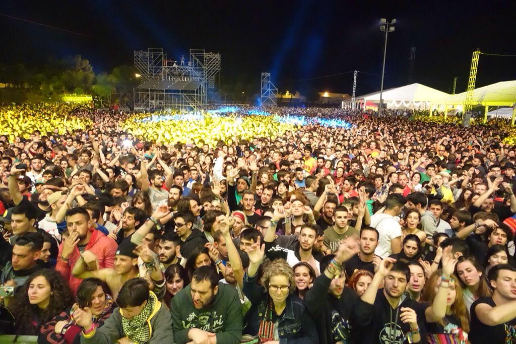 VinaRockOficial's tweet photo. Ambientazo en la Fiesta XX Aniversario! @lapegatina http://t.co/GQDLSsfhx7