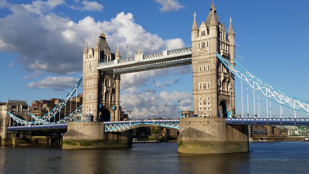 GJ_Thomas's tweet photo. Back from London safe and sound! Good day chatting about @TFHBs in front of various sports clubs at @DataInSport! http://t.co/2wHvWklVJZ
