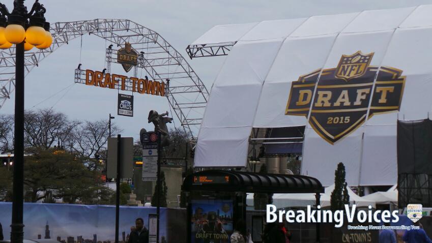 SideLineSprts's tweet image. Chicago Closes Streets Sets Stage for  World-Class 2015 #NFLDraft in Grant Park See #DraftTown breakingvoic.es/wB3v6BFW