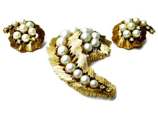 eevintage's tweet photo. #pearlrhinestoneset #broochandearrings #designersignedjewelry http://t.co/YNIsJg1U71 http://t.co/VfJrUFJqJF