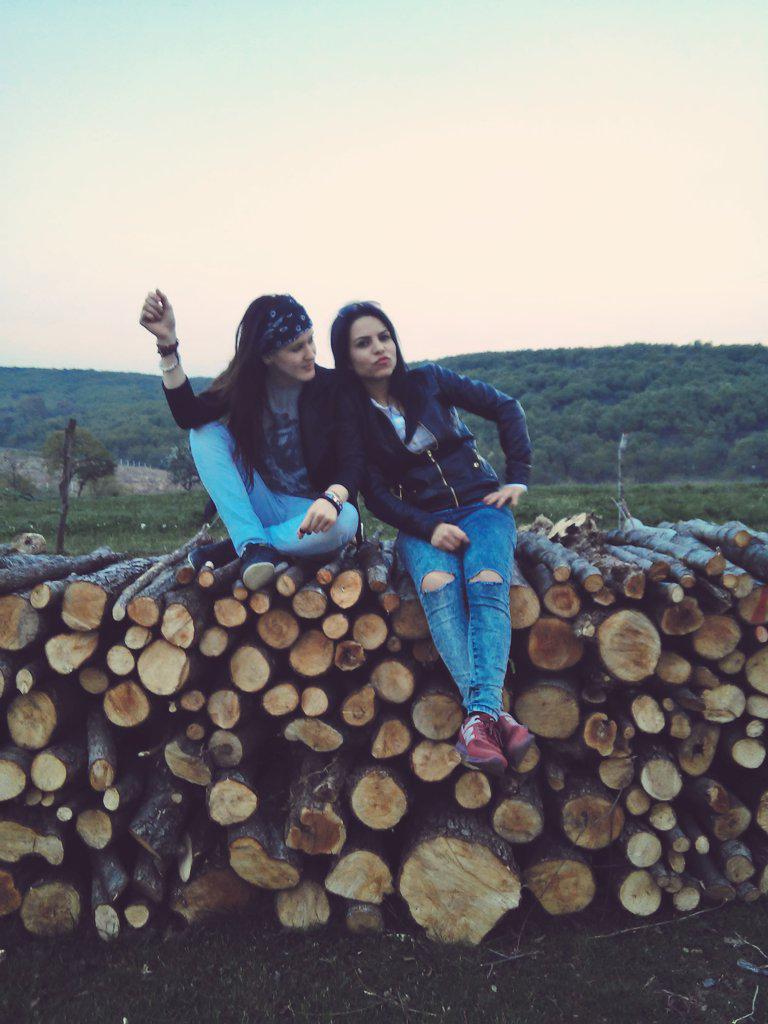 ThGizemm's tweet photo. @KingOfSuburbia_ @tokiohotelgirls #crazyfrends #happydays 😆😃😎✌👍👽👽 http://t.co/2CJEFuUAm0
