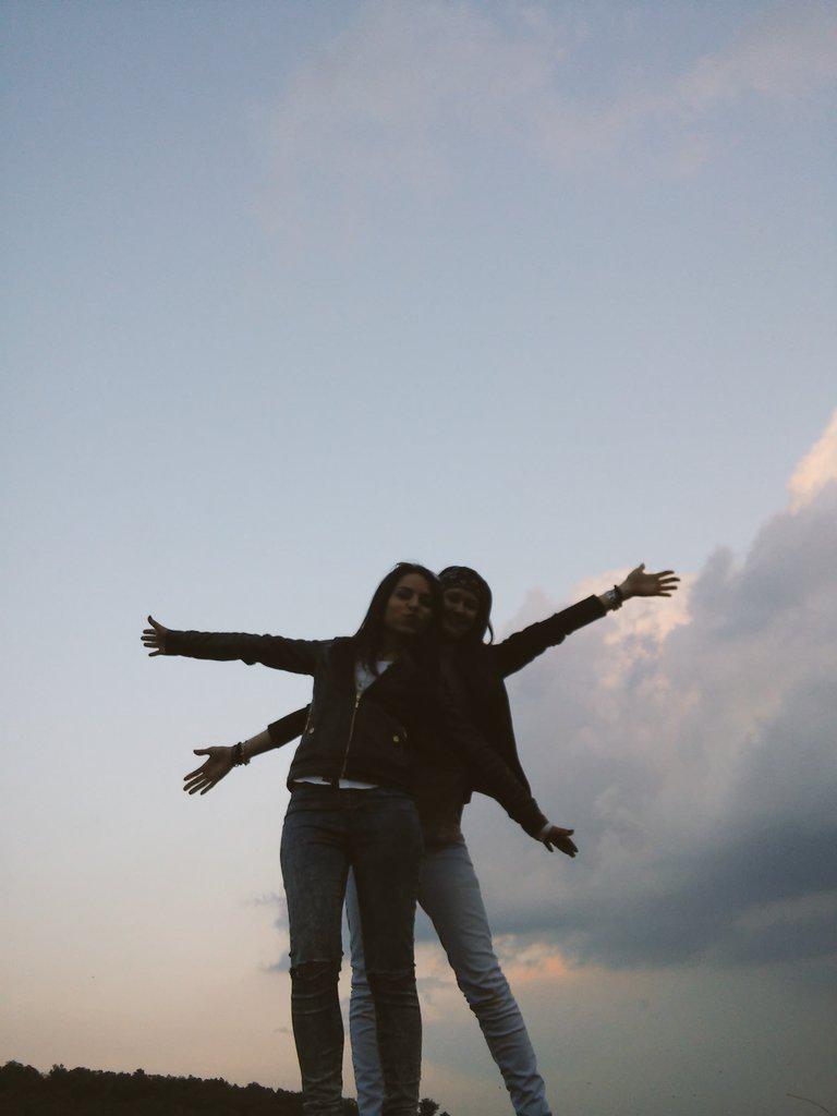 ThGizemm's tweet photo. @KingOfSuburbia_ @tokiohotelgirls #crazyfrends #happydays 😆😃😎✌👍👽👽 http://t.co/2CJEFuUAm0