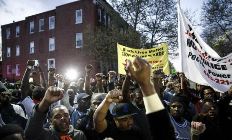 AnonMonarchs's tweet photo. The #BaltimoreUprising is happening now, learn about it here https://t.co/RBBvwUS2FA @mrmrsanon @fergusonstream1 http://t.co/csTpRvXFhu