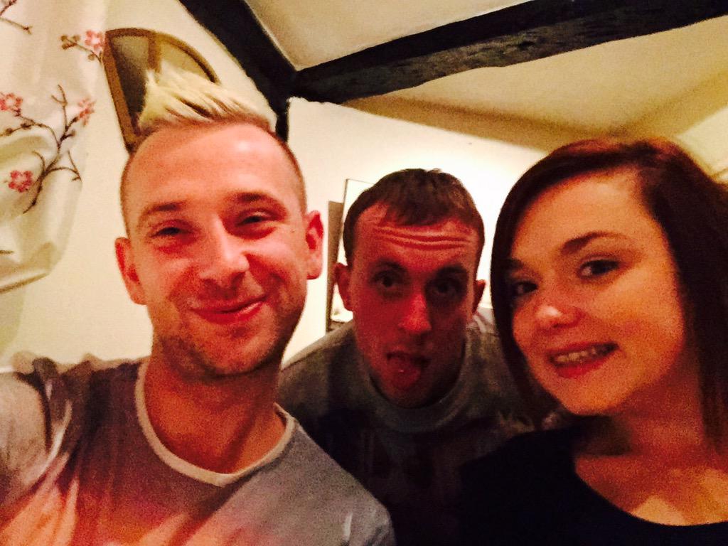sheepyseany's tweet photo. Chinese with my beauts tonigh http://t.co/Jj8yH2EK6R