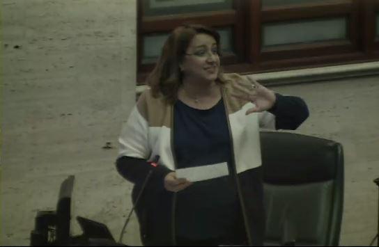 CamaraConPR's tweet photo. La Rep. @HonLourdesRamos asume turno sobre el #PC2415. http://t.co/lxBCnqzbLs #Sesión http://t.co/JF2rjxOR7z