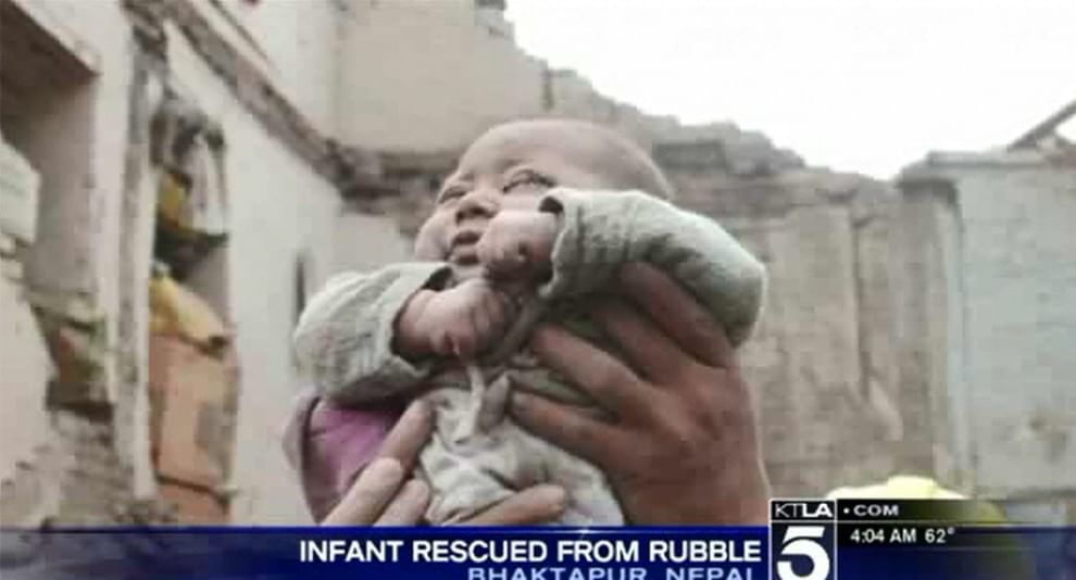 Nepal, la foto simbolo: neonato estratto vivo dalle macerie 22 ore dopo il sisma larep.it/1ze5j3y