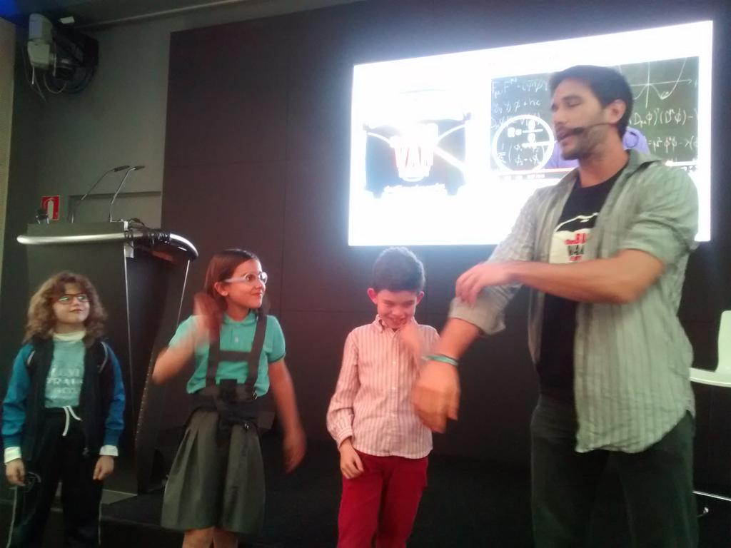 JaSantaolalla's tweet photo. Pasándolo bien en #planetamulticolor de @EscuelabMadrid gracias @cbalbas http://t.co/AZlTZvSnUl