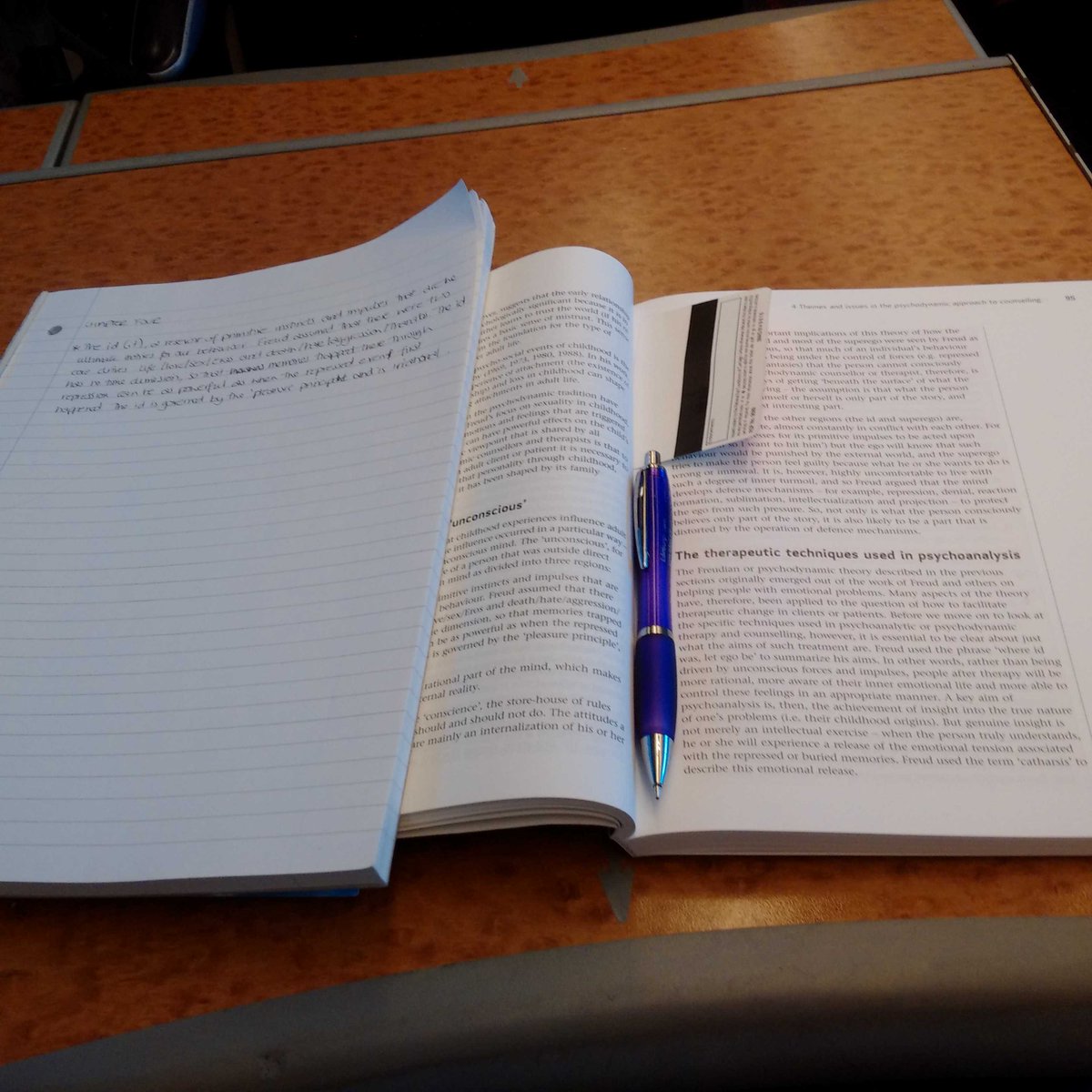 AuntyOof's tweet photo. Studying on the train home #parttimematters #oustudents #peterhorrocks http://t.co/bTwfsPNRHU