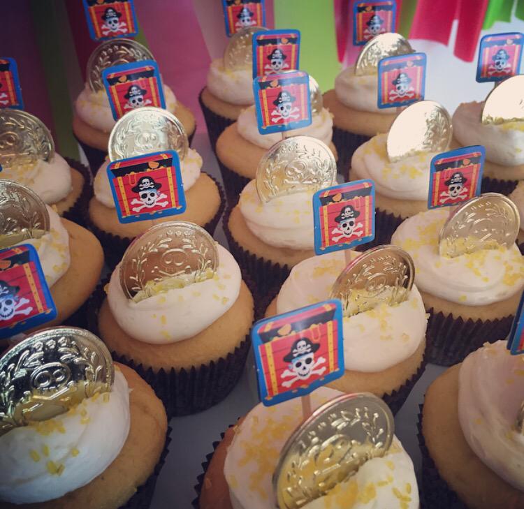 SweetTreatEvent's tweet photo. Pirate and Pixie themed desserts! #SweetTreatEvents #cupcakes #cakepops http://t.co/WTvVaKQz93