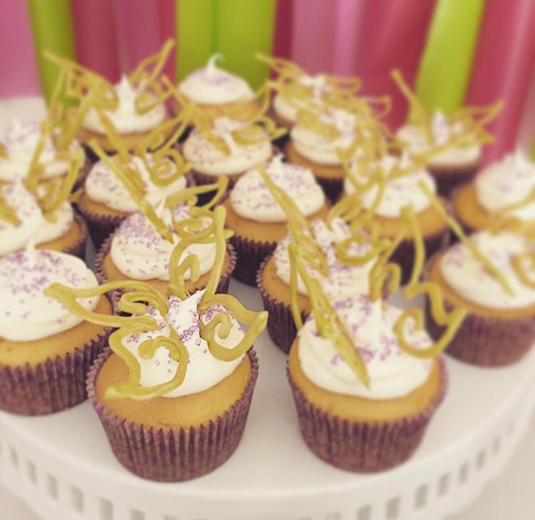 SweetTreatEvent's tweet photo. Pirate and Pixie themed desserts! #SweetTreatEvents #cupcakes #cakepops http://t.co/WTvVaKQz93