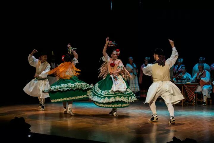 El mundo debe moverse a ritmo de musica y danzas!! Feliz día de la danza !!