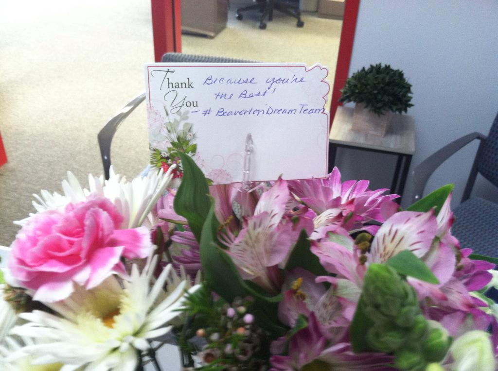 HollyAHowell's tweet photo. Came back to my Branch with a surprise from my Recruiters! #lovewhatyoudo #BeavertonDreamTeam http://t.co/mqgUJ3YVsc