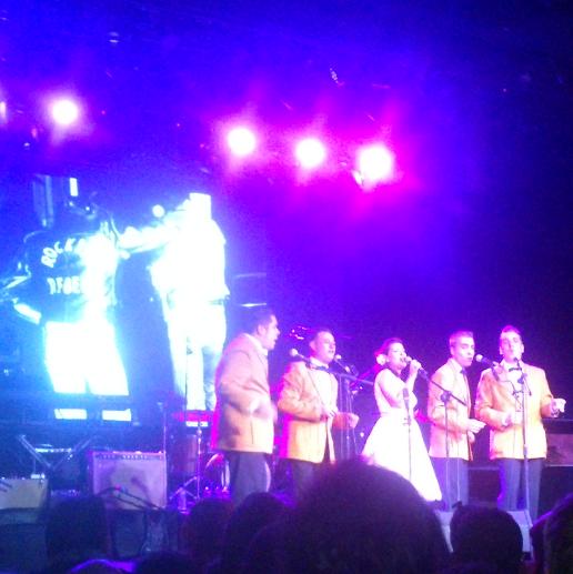 Después de tiempo sin oir Doo Wop en vivo, <a href="/velvetcandles/">VELVET CANDLES</a> y claro...lagrimitas de emoción :'D
¡Gracias, elegantes!