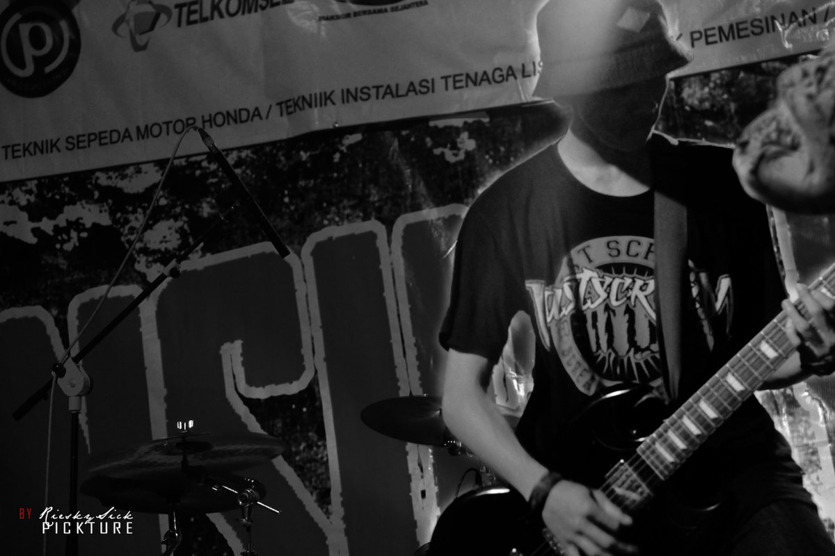 wow , thanks 😘😘 "<a href="/AriezkyG/">Riezky</a>: Photo <a href="/NikoSetyoL/">Nick's!</a> #Guitarist on <a href="/BipangHC/">BIPANG HARDCORE</a> show #UNSURFEST2015 "