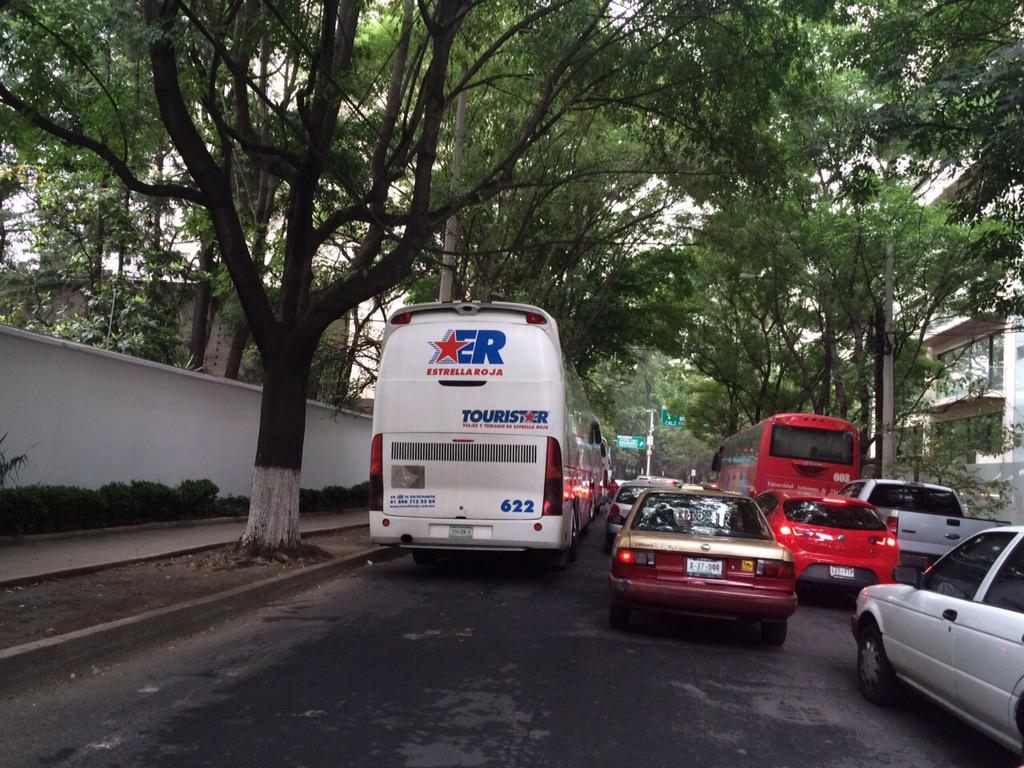 gpina_s's tweet photo. @delegacionMH por que dejan que los camiones bloqueen asi Lamartine y  no los multan? http://t.co/HL4o2HVh6U
