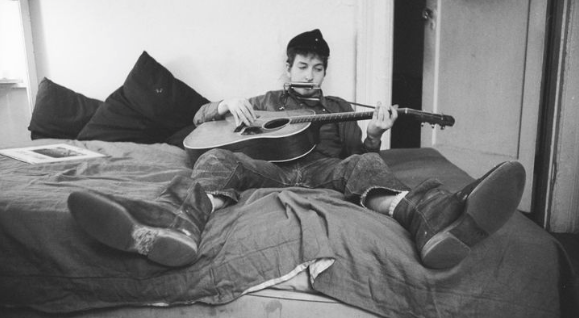 RollingStone's tweet photo. See rare, intimate photos of a young Bob Dylan in his Greenwich Village apartment in the 1960s http://t.co/1MH8zdgyxD http://t.co/EyUFyJ2Mak