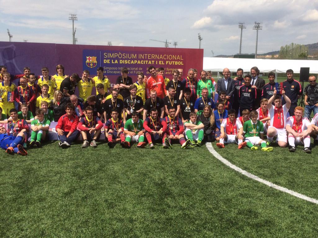 Mooie samenwerking <a href="/AjaxFoundation/">AjaxFoundation</a> met <a href="/FCBarcelona/">FC Barcelona</a> <a href="/scOnlyFriends/">Only Friends</a> @ABNAMROSport