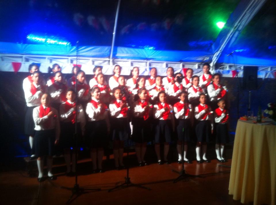 GoolTny's tweet photo. Niñas  Fundacion juvenil #Padre Nicolo cantan en dia del rey de Holanda. Resultado educativo a aplaudir http://t.co/foOes9i579