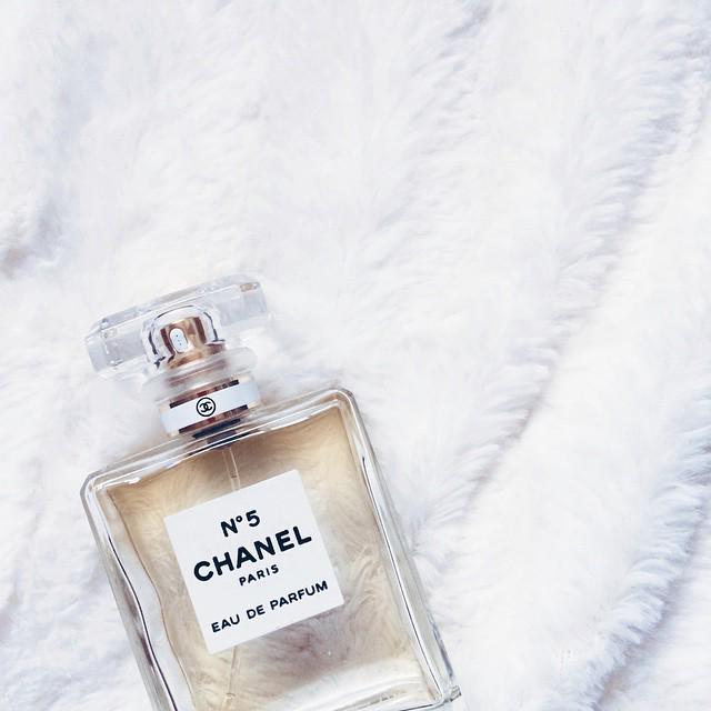 POPSUGARFashion's tweet photo. Everything you ever wanted to know about #Chanel: http://t.co/rHpnstOPOj http://t.co/hbJ21HlXJm
