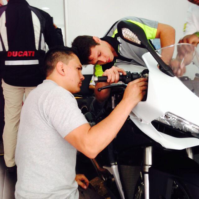 Armando la #DucatiPanigale899 ADT Motowear Team para #GPColombia <a href="/salvatoremotogp/">salvatore salamone</a> <a href="/Yonny68/">Yonny Hernandez</a> <a href="/Fedemoto/">Fedemoto Colombia</a> @SoyDucati