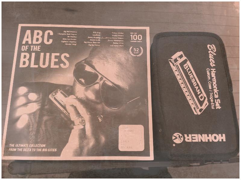 los_BARRACUS's tweet photo. Kutxi de @losmareaoficial nos caba de regalar esto...algo habra que hacer con 52 cds y 7 armonicas...ya os contaremos http://t.co/Mvr8LVircR