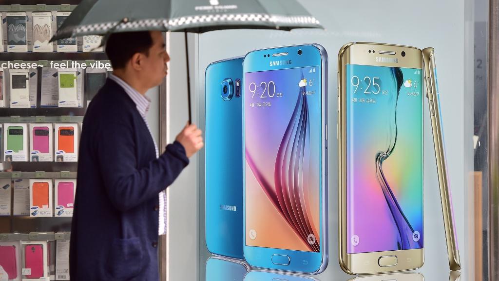 ForbesTech's tweet photo. Samsung helped pioneer big-screen phones, but it’s now struggling to compete against Apple's: http://t.co/CjdFdF0O9u http://t.co/nWYhu7Oa5k