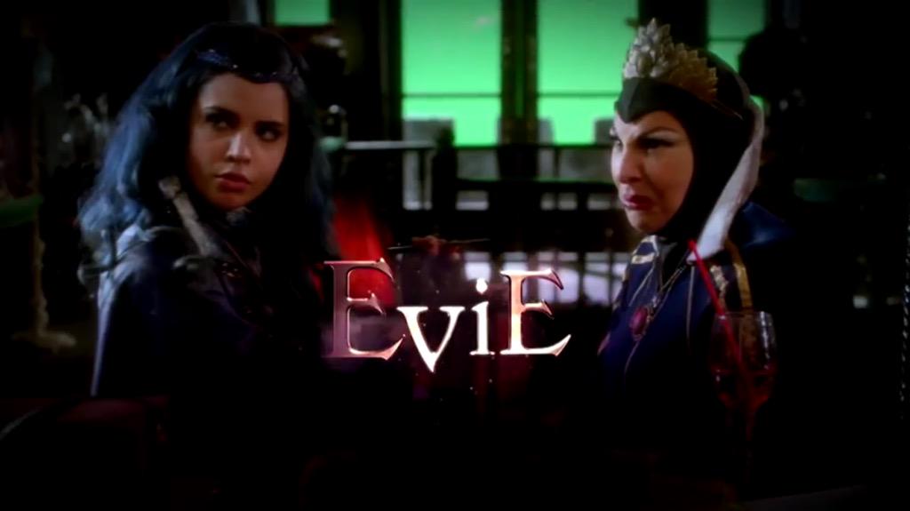 |. I knew Evie was spelled with one 'V', it's on Sofia Carson's instagram and this pic.