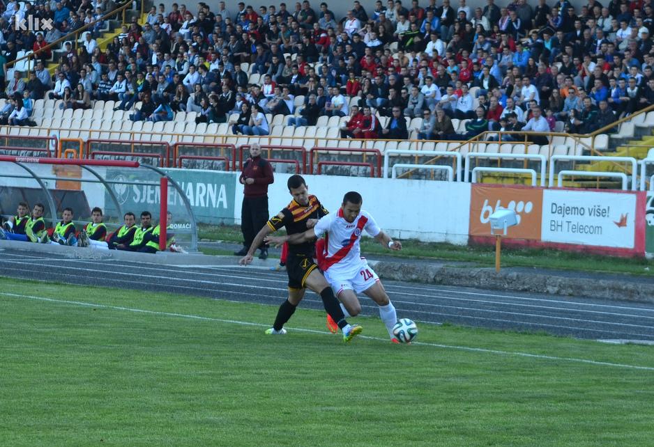Gligorov (L) defends his marker