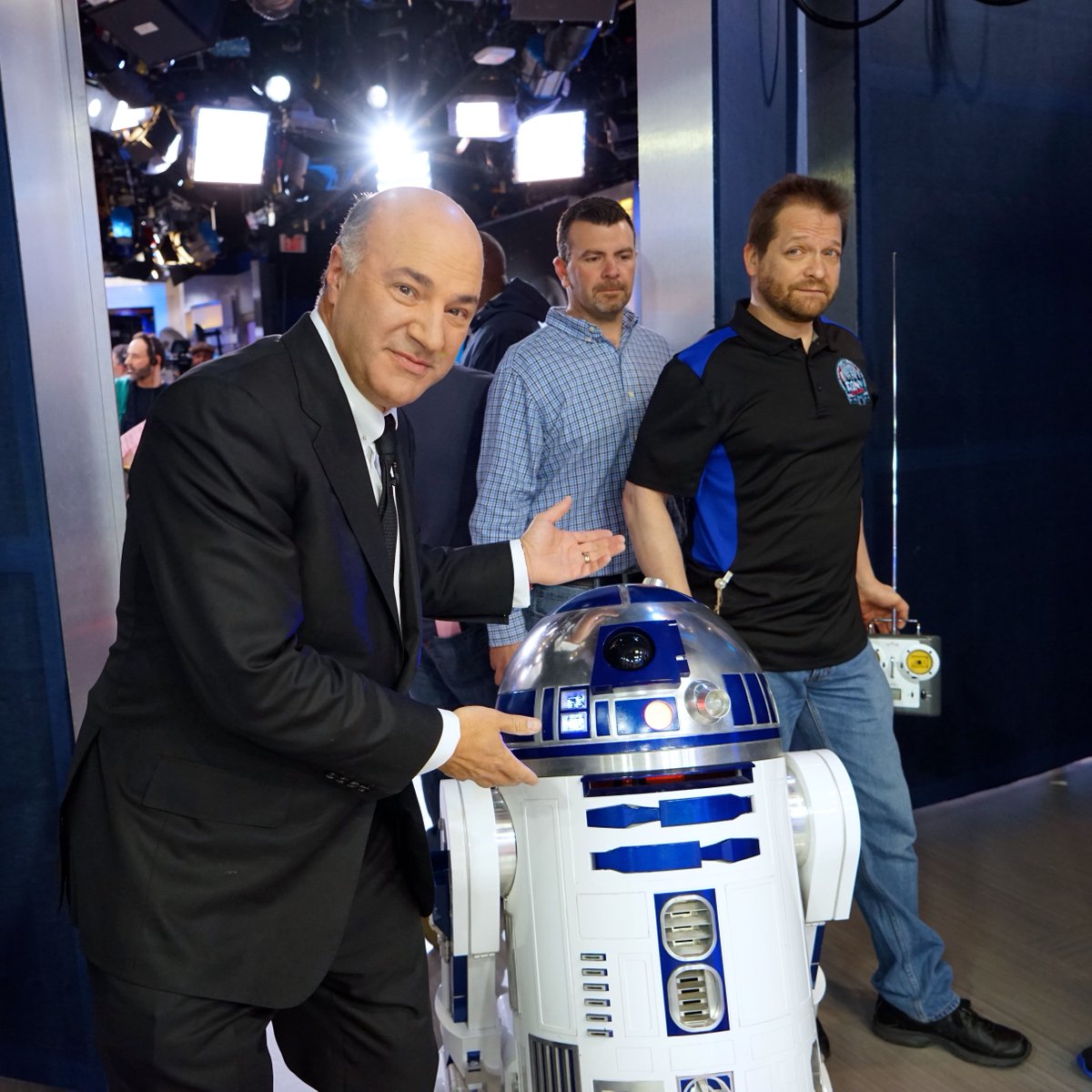 kevinolearytv's tweet photo. Stop the madness! Look who crashed the @GMA set, its #R2D2 & #3P0 they are #SharkTank fans & watch from every galaxy http://t.co/ALCa6L40jD