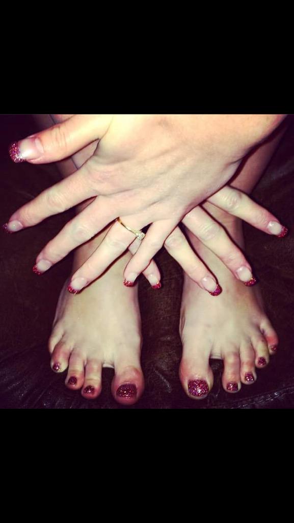 jemmakerroo's tweet photo. Acrylic glitter tips plus toes xx http://t.co/a2DmJLFNTr