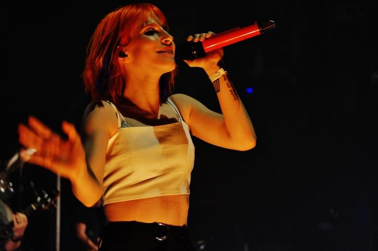paramorebr's tweet photo. Veja fotos e vídeos do segundo show da Writing The Future, em Clearwater, FL: http://t.co/J30Hmahiuh http://t.co/H1uFTcmsD7