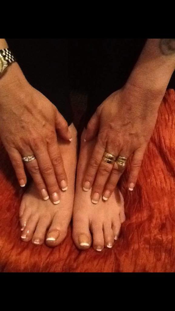 jemmakerroo's tweet photo. Shellac French polish fingers an toes xx http://t.co/GEk0yjNIYn
