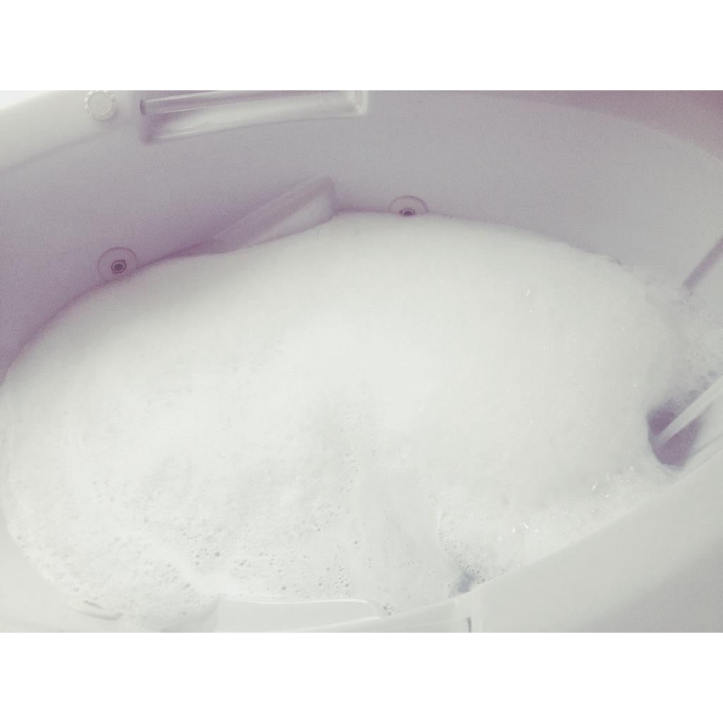 posimilkshake's tweet photo. i'm kind of obsessed with bubble baths (and someone else is too) 💗🐱 http://t.co/rgts6TFuYI