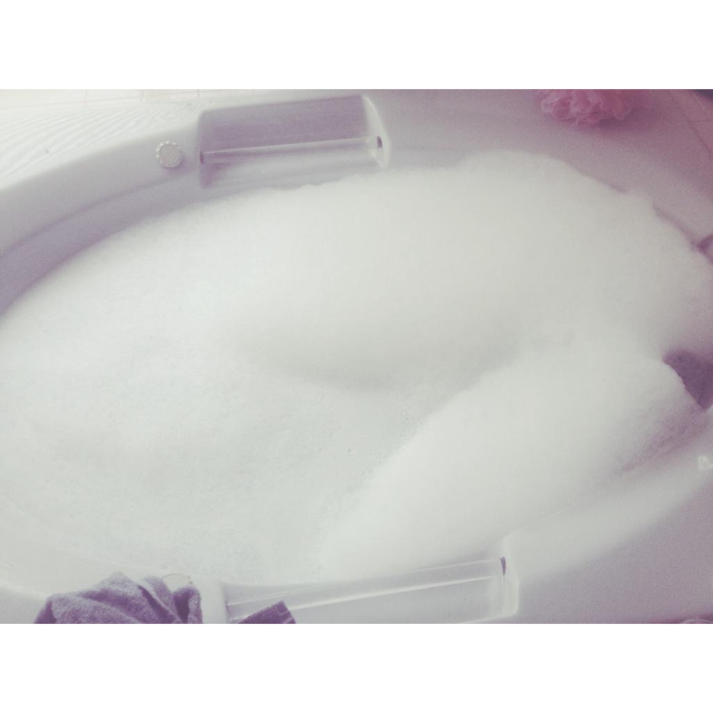 posimilkshake's tweet photo. i'm kind of obsessed with bubble baths (and someone else is too) 💗🐱 http://t.co/rgts6TFuYI