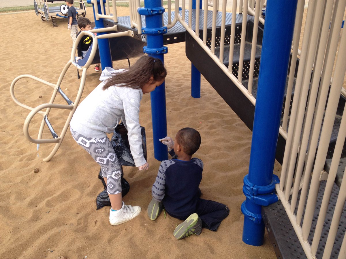 sherrymurphy76's tweet photo. @ChildCareYMCA , steinhauer children doing their part for Earth day and cleaning up the school Park! #ilovemyjob http://t.co/Nl8TbR3Pst