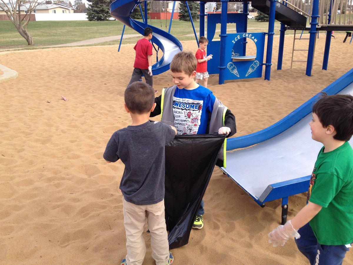 sherrymurphy76's tweet photo. @ChildCareYMCA , steinhauer children doing their part for Earth day and cleaning up the school Park! #ilovemyjob http://t.co/Nl8TbR3Pst