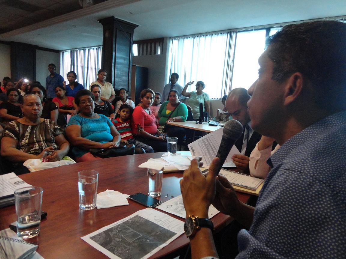 AsentamientosEc's tweet photo. .@JCQuinonez investigaremos si están vendiendo terrenos en la lotización #PrimerodeMayo en @MBabahoyo @jteransalcedo http://t.co/QrC38LCCFJ