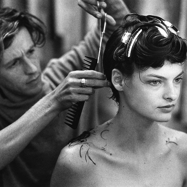 differtv_'s tweet photo. #differBeauty The day Julien cut Linda Evangelista's hair short by Peter Lindbergh, 1989. http://t.co/ce1iJOStzy