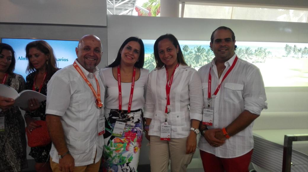 BohioNews's tweet photo. Parte del equipo de #BOHIO junto a Deyanira Papaterra de @BanreservasRD en #DRDATE2015 @ASONAHORES1 en @BarceloBBR http://t.co/3erqfF2X4U