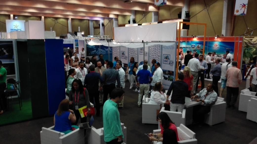 infoturDom's tweet photo. Parte del ambiente de negociaciones en #DRDATE2015 en @BarceloBBR con @SheratonDR y @AmhsaMarina http://t.co/oVb45yU5jw