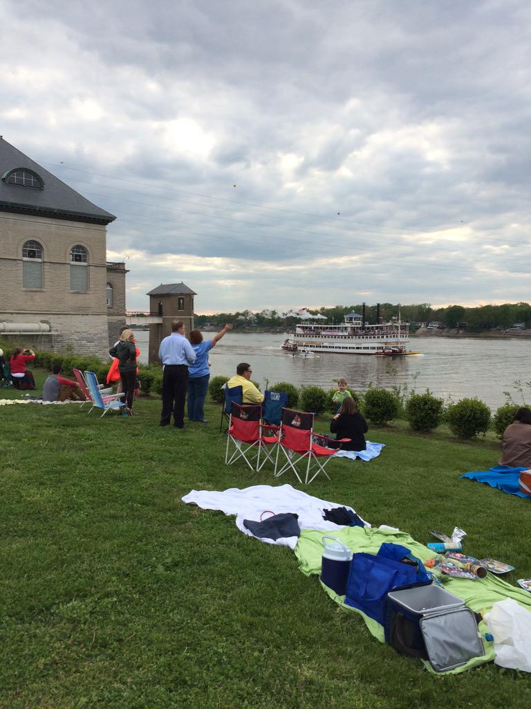 louisvillewater's tweet photo. #GoBelleGo Cheering on .@BELLELOUISVILLE from .@louwatertower http://t.co/3I5YCZzPDY