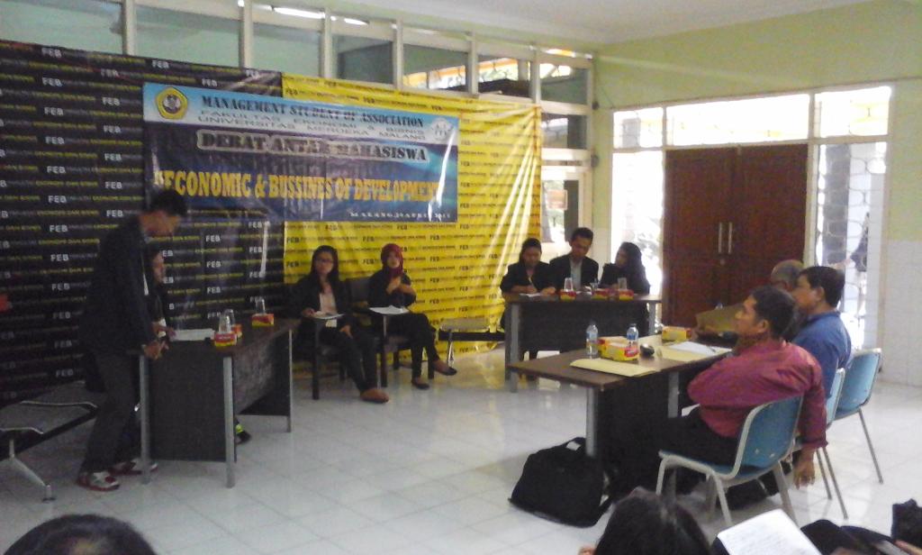 mansafebunmer's tweet photo. MANAGEMEN DEBATE at @febunmer  malang. semangat teman - teman. http://t.co/cGKCA1x2g7