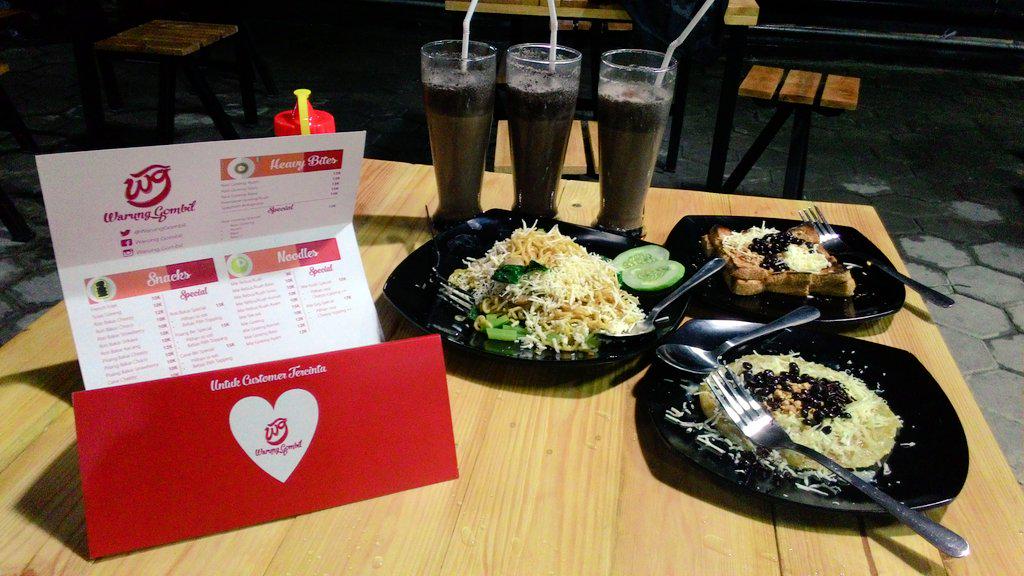 IqbalAtiw's tweet photo. @kulinerBGR wrng gombil ok bngt di jl.Ahmad yani yg klo siang tmpt cuci mobil. Menu spesial bsa ambil toping sndiri http://t.co/1ihEVb4a89