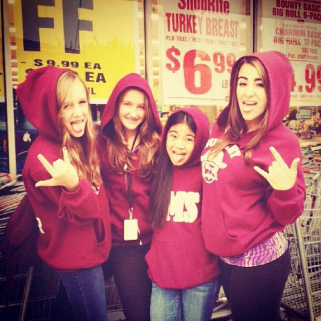 danniroselli's tweet photo. happy birthday cousinn @melaniechasmar ππ luuv you ya craazy girlπ #whatwerewe #idkwhereourotherpicsare http://t.co/iIZE8LYKQI