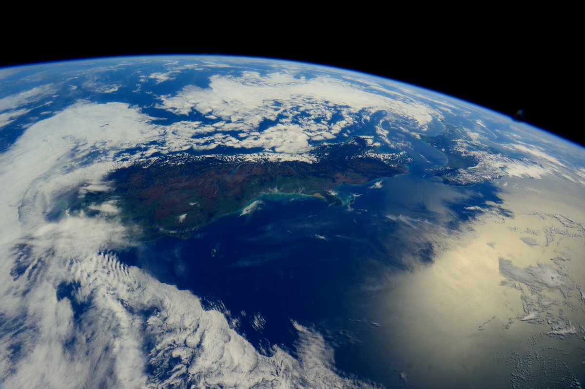 AstroSamantha's tweet image. Good night from #space. Buona notte dallo spazio.