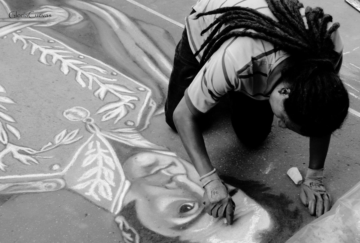 glorimagine's tweet photo. Arte con tiza...Talento! en la @FILBogota @CulturaenBta @bogotarteurbano @CorferiasBogota #FeriaDelLibrobogota #arte http://t.co/b11U9hLgp0