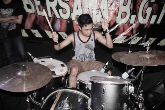 Yeah Dirgahayu, happy beerday buat drummer kita <a href="/azisassilmi/">Azisassilmii</a> tak terasa satu tahun berkarir. will the best !! \m/